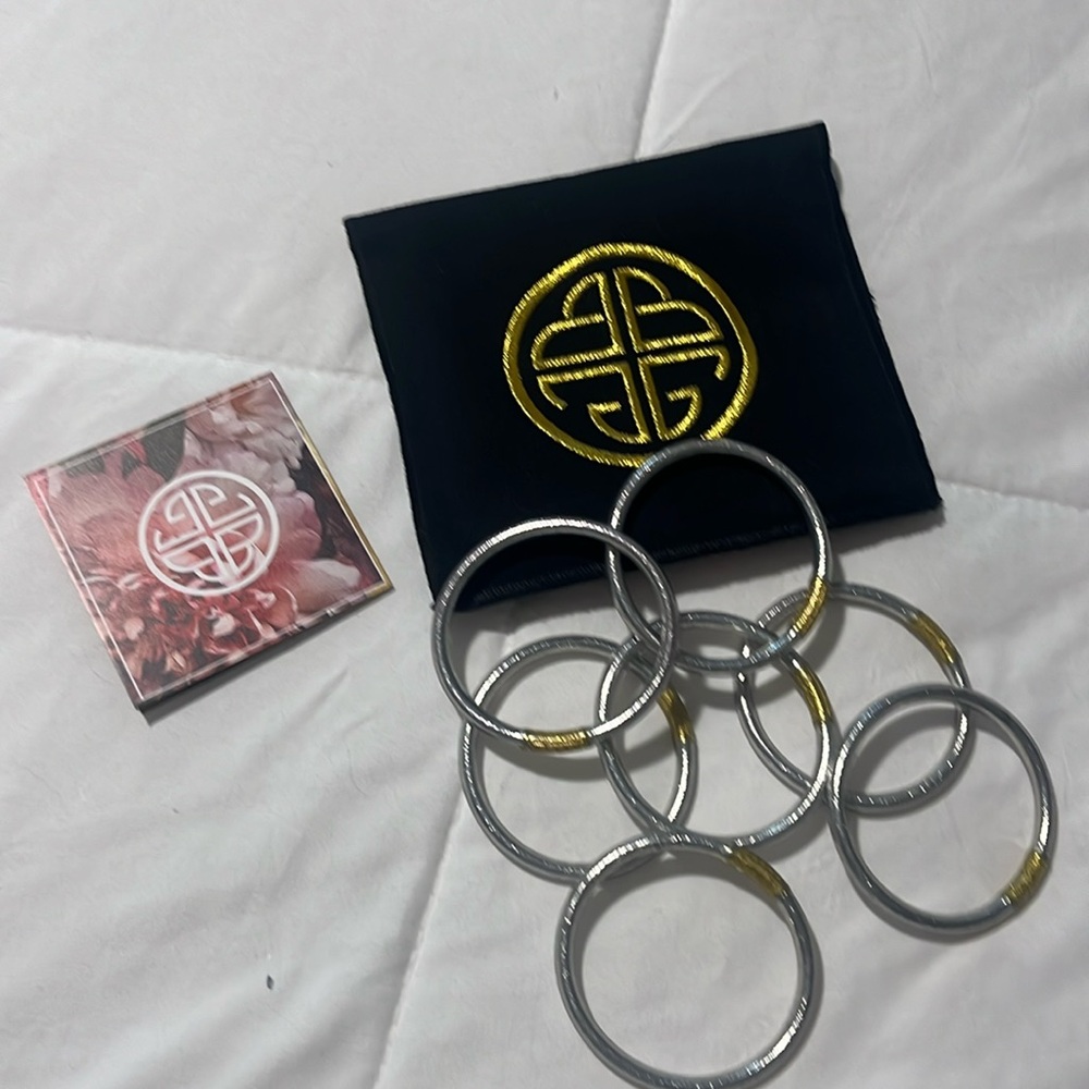 Budha Girl brackets